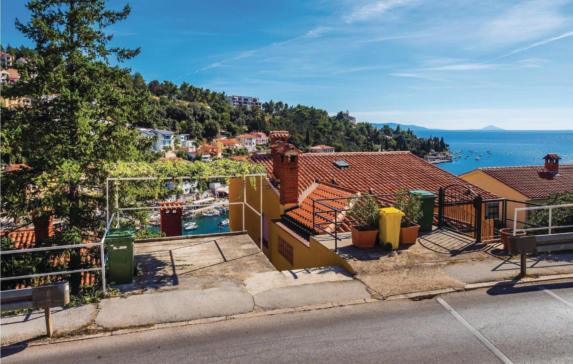 Lovely Apartment In Rabac With Kitchen Exterior foto